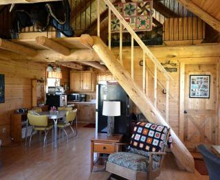 Romantic Cabin Rental with a Delightful Porch near Ennis, Montana - Silver Star - 8