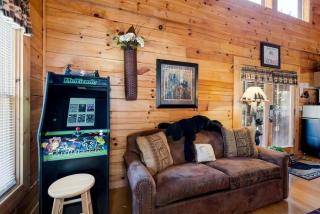 Charming Log Cabin Perfect for Families in Sevierville, Tennessee - 1