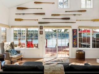 Amazing Sunrise at Coastal Luxury Cabin Rental on Herron Island with Fire Pit and Paddle Boarding near Olympia, Washington - Lakebay - 9