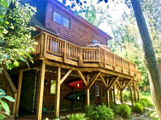 Cozy and Spacious Log Cabin Rental near Burt Lake State Park in Michigan - Indian River - 6