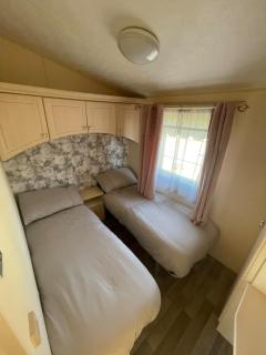 Willerby Granada 2-Bedroom Caravan, Glasgow - 4