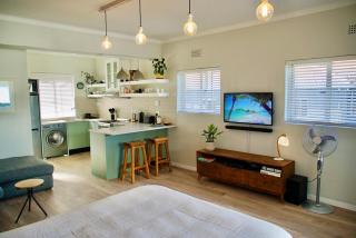 Bright, Modern Studio Apartment - 8