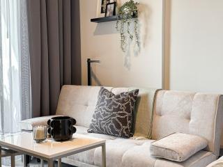 Welhome - Elegant Studio with Skyline Views & Comfort - 7