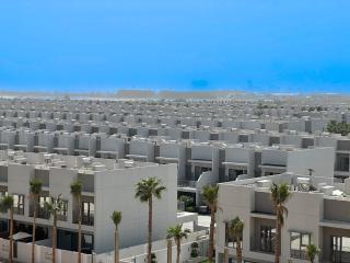 Welhome - Elegant Studio with Skyline Views & Comfort - 4