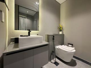 Welhome - Elegant Studio with Skyline Views & Comfort - 3