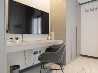 Welhome - Elegant Studio with Skyline Views & Comfort - 2