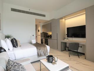 Welhome - Elegant Studio with Skyline Views & Comfort - 9