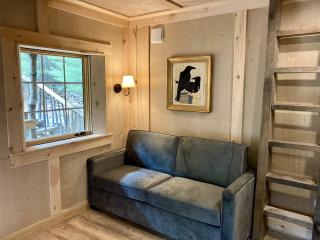 Eco-Friendly, Abstract Treehouse Surrounded by Wildlife and Hiking Trails For a Special Getaway in Sparrow Bush, New York - Sparrow Bush - 1