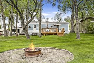 Fergus Falls Glamping Destination for Memorable Lakeside Family Vacations in Minnesota - Fergus Falls - 5