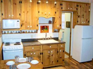 Rustic Cabin Rental for a Romantic Countryside Retreat near Austin, Texas - Liberty Hill - 7