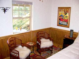 Rustic Cabin Rental for a Romantic Countryside Retreat near Austin, Texas - Liberty Hill - 4