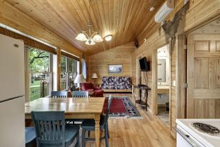 Minnesota Glamping Retreat in Lakeside Cabin for 6 in Fergus Falls - Fergus Falls - 3