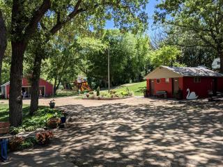 Minnesota Glamping Retreat in Lakeside Cabin for 6 in Fergus Falls - Fergus Falls - 2