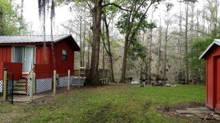 Peaceful Waterfront Cabin Rental in Woodlands of Cleveland, Texas - Cleveland - 0