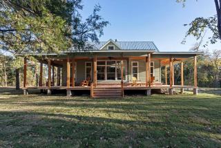 Victorian Cabin Rental with Outdoor Fireplace and Bearpen Creek Views near Dallas, Texas - Royse City - 0