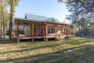 Victorian Cabin Rental with Outdoor Fireplace and Bearpen Creek Views near Dallas, Texas - Royse City - 9