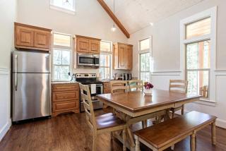 Victorian Cabin Rental with Outdoor Fireplace and Bearpen Creek Views near Dallas, Texas - Royse City - 8
