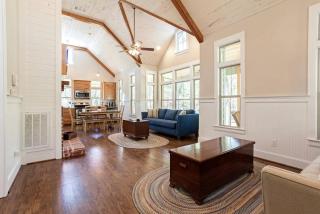 Victorian Cabin Rental with Outdoor Fireplace and Bearpen Creek Views near Dallas, Texas - Royse City - 7