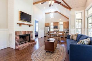 Victorian Cabin Rental with Outdoor Fireplace and Bearpen Creek Views near Dallas, Texas - Royse City - 6