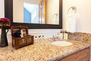 Victorian Cabin Rental with Outdoor Fireplace and Bearpen Creek Views near Dallas, Texas - Royse City - 4