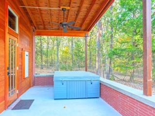Frank Lloyd Wright-Style Cabin Rental with a Private Hot Tub near Dallas, Texas - Royse City - 0