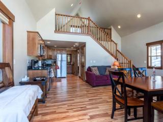 Inviting Vacation Cabin with Mountain Views near Glacier National Park, Montana - West Glacier - 4