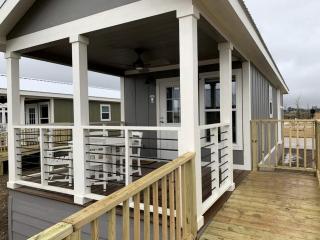 Modern Tiny House Rental Perfect for Glamping near Austin - Hutto - 0
