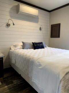 Modern Tiny House Rental Perfect for Glamping near Austin - Hutto - 5
