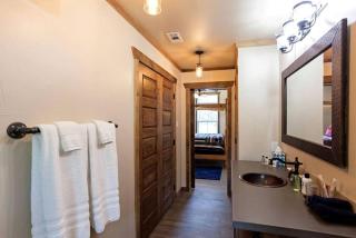 Two-Bedroom Cabin Rental with Fully Equipped Kitchen near Fredericksburg, Texas - Royse City - 1