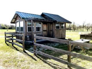 Rustic Tiny House Rental for Weekend Getaways from Dallas - - 0
