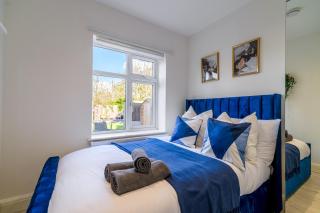 Parking, Yard, BBQ, Chic Apartment Near Wembley - Harrow - 8