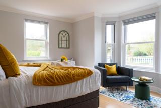 Cambridge 6-Bedroom Riverside Home with Free Parking - 0