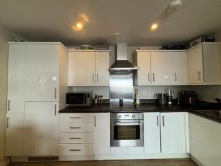 Mid-Century Modern Flat with Panoramic City Views - Londra - 2