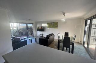 Waterfront 2-bedroom apartment with WiFi, AC in Lakes Entrance - Lakes Entrance - 6