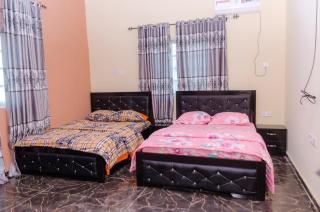 Royal Guests Holiday Lets - A Modern 2-Bedroom Apartment with balcony, 24H CCTV, perfect for families, business or leisure - 3