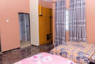 Royal Guests Holiday Lets - Amazing Quiet House near Ramat Park - Benin City - 4