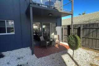Waterfront 2-bedroom apartment with WiFi, AC in Lakes Entrance - 1
