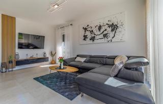 2 Bedroom Lovely Apartment In Pula - Pula - 8