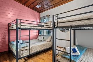 NEW Luxury Family Retreat Pool Pickleball Sleep 24 - Sevierville - 4