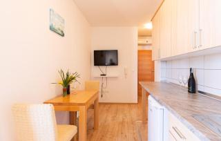 Awesome Apartment In Duce With House Sea View - Duće - 8