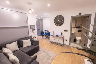 Chic 2King BD Apt London with Ensuite & Pull Out Bed - 7