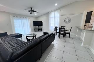 10 Minutes to Disney! Pool Hom, Large Backyard - 9