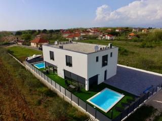 Villa V, POOL VIEW ROOM WITH FRENCH BALCONY, PRIVATE BATHROOM, SHARED KITCHEN, LIVING ROOM AND GARDEN WITH HEATED POOL, Privlaka, Zadar - Privlaka - 2