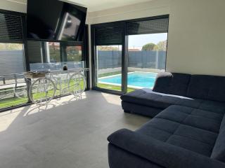 Villa V, POOL VIEW ROOM WITH FRENCH BALCONY, PRIVATE BATHROOM, SHARED KITCHEN, LIVING ROOM AND GARDEN WITH HEATED POOL, Privlaka, Zadar - Privlaka - 8