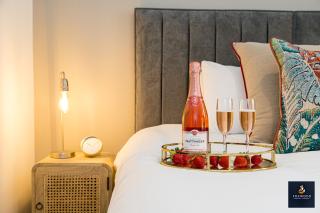 Stylish 2 Bed Apartment in Town Free Parking - 4