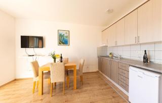 Stunning Apartment In Duce With Sea View - Duće - 8