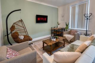 Cosy Home ,Pets Welcome, Sleeps 8,Parking - 5