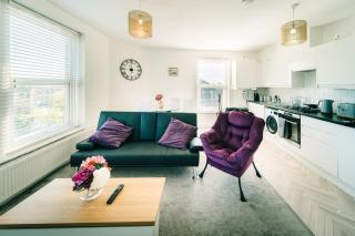 Modern 2-Bed Apartment by Brookland Stays, London - 8