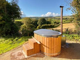 Hot Tub Luxury Glamping - Private Stargazing Patio - Yarpole - 9