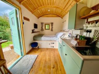 Hot Tub Luxury Glamping - Private Stargazing Patio - Yarpole - 8